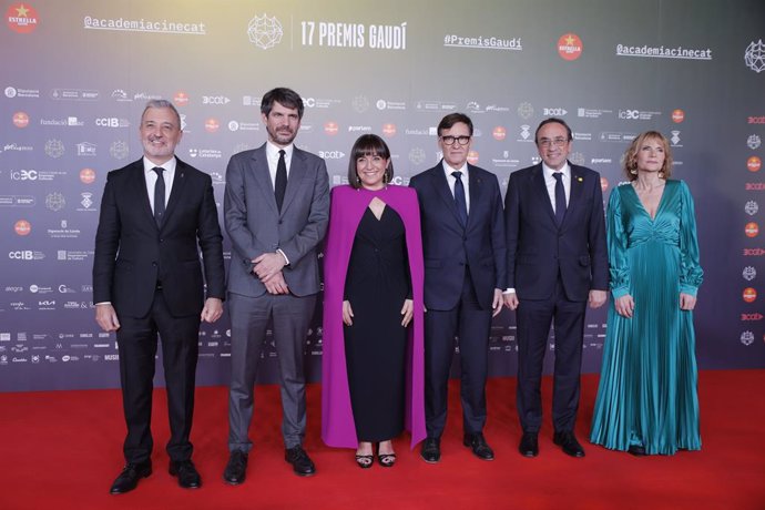 L'alcalde Jaume Collboni, el ministre Ernest Urtasun, la presidenta de l'Acadèmia del Cinema Judith Colell, el president Salvador Illa, el president Josep Rull i la presidenta Lluïsa Moret, en la gala dels Premis Gaudí 2025