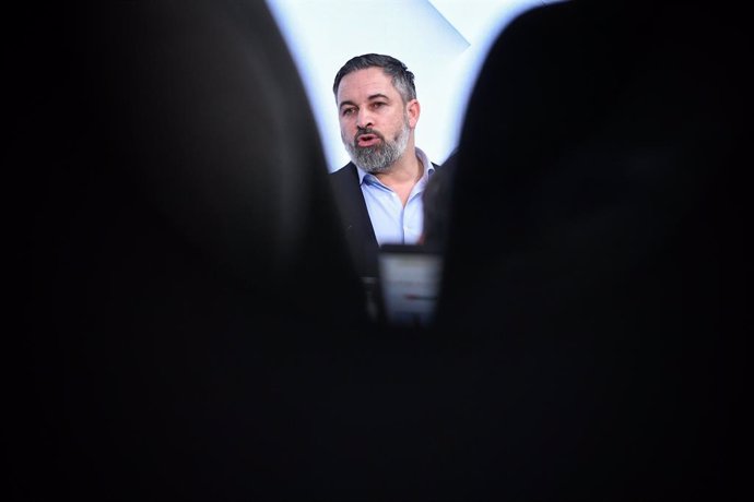 El líder de VOX, Santiago Abascal, durante una rueda de prensa posterior al Comité de Dirección del partido, a 13 de enero de 2025, en Madrid (España). Durante su comparecencia, Abascal, ha instado al Partido Popular a presentar una moción de censura cont