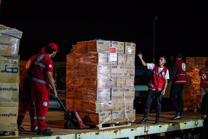 Archivo - AL-ARISH, Oct. 24, 2023  -- Staff members of Egyptian Red Cresent carry humanitarian aid for the Gaza Strip at a warehouse in al-Arish, Egypt, Oct. 23, 2023. More airplanes carrying humanitarian aid to the war-torn Gaza Strip landed Monday at Eg