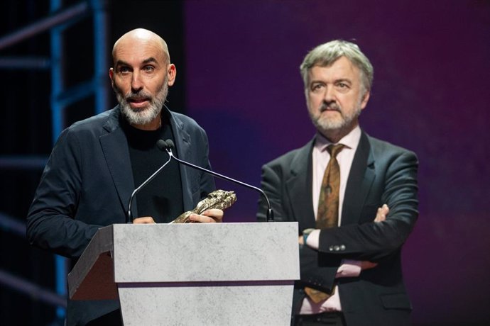 El director David Baute i el productor Edmon Roch recullen el Premi Gaudí per 'Papallones negres'