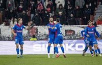 El Elche salva su racha en El Molinón y el Levante acerca el ascenso directo