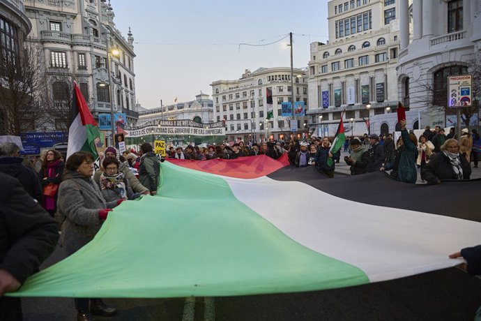 Cientos de personas durante la manifestación ‘Paremos el genocidio en Palestina’, a 18 de enero de 2025, en Madrid (España). RESCOP (Red Solidaria contra la Ocupación de Palestina) ha convocado la 13ª movilización estatal por Palestina bajo el lema ‘Parem