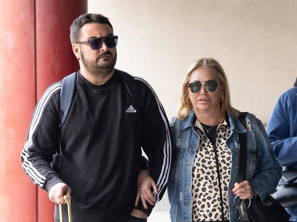 Belén Esteban llega acompañada de su marido al Hospital Materno Infantil de Las Palmas