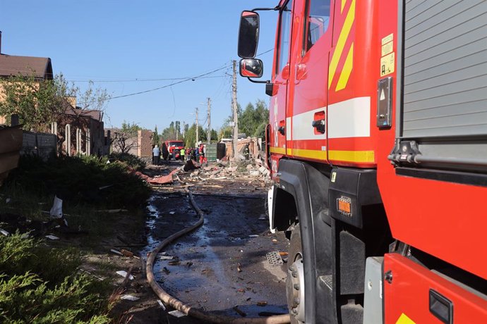 Archivo - May 10, 2024, Kharkiv, Ukraine: KHARKIV, UKRAINE - MAY 10, 2024 - A fire engine is parked in the street affected by a Russian missile attack, Kharkiv, northeastern Ukraine. On the night of 10 May, Russian invaders attacked Kharkiv with an S-300 