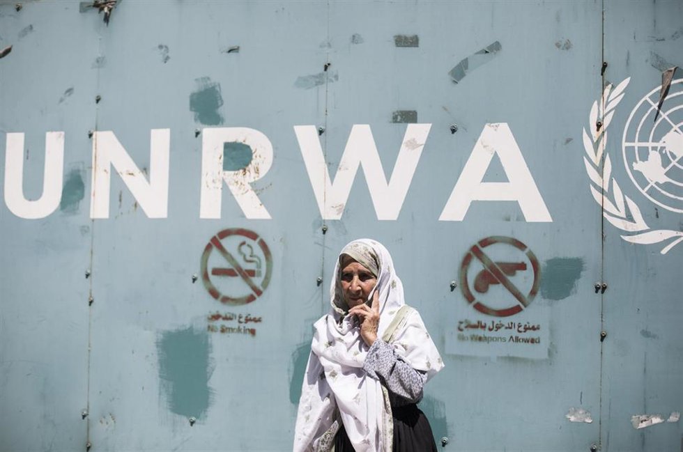 Archivo -  Una anciana ante la puerta de la oficina de UNRWA en Gaza