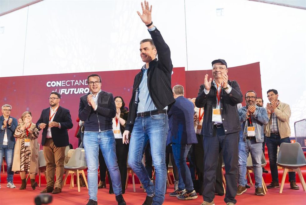 Archivo - El secretario general del PSOE de Extremadura, Miguel Ángel Gallardo, el secretario general del PSOE y presidente del Gobierno, Pedro Sánchez, y el exsecretario general del PSOE de Extremadura Guillermo Fernández Vara, en el Congreso del PSOE 