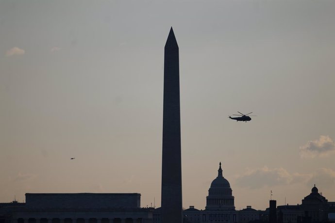 Archivo - FILED - 20 January 2021, US, Washington: Marine One carrying US President Donald Trump flies near the the US Capitol and Washington monument, as Trump leaves the White House ahead of the inauguration of President-elect Joe Biden. Photo: Brian Br