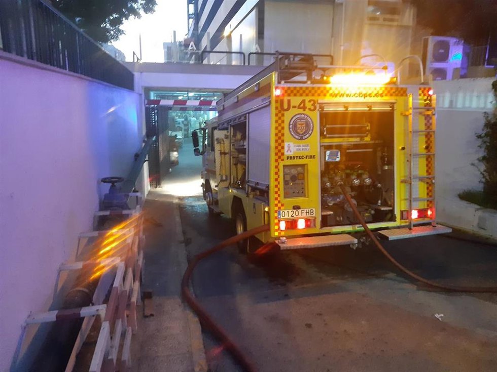 Archivo - Vehículo de los bomberos en un incendio en el sótano del Hospital de Cádiz. (Foto de archivo).