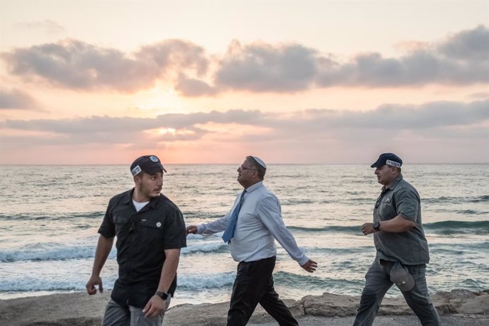 Archivo - July 20, 2024, Tel Aviv, Israel: Minister Itamar Ben-Gvir walks escorted by local police, among local citizens and tourists on the Tel Aviv seafront.