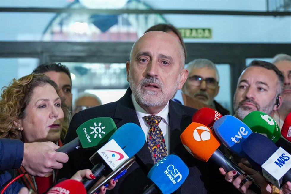 El catedrático de Economía Pública de la Universidad de Sevilla, Luis Ángel Hierro, atiende a los medios de comunicación, en una imagen de archivo.