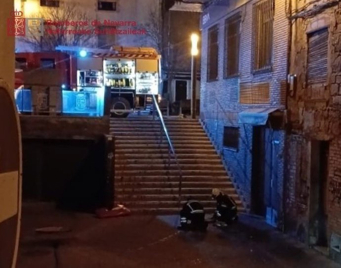 Los bomberos intervienen para extinguir un incendio en una vivienda de Mendavia.