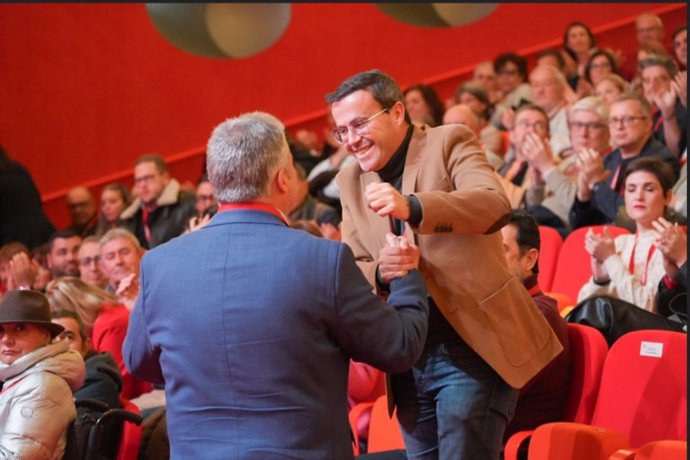 El secretario general del PSOE de Extremadura, Miguel Ángel Gallardo, saluda a Santos Cerdán este pasado sábado en el XV Congreso Regional del partido
