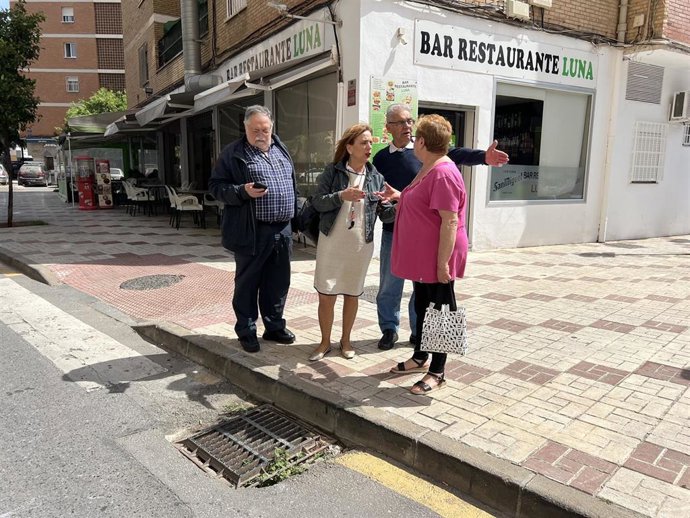 La viceportavoz socialista, Begoña Medina, en una visita a la barriada de La Luz.