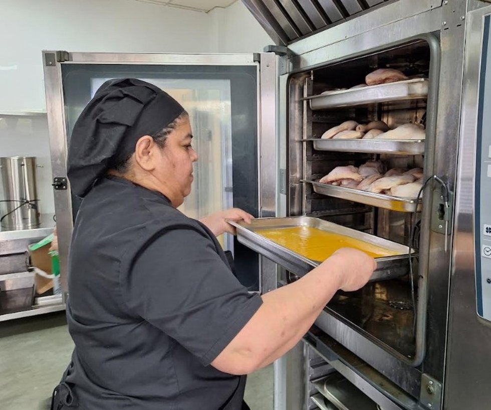Lisbeth Sotillo, que trabaja en las cocinas de Getafe de Lakook, prepara el menú del día, el 10 de enero de 2025, en Getafe, Madrid.