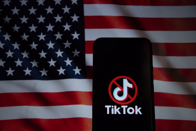 La bandera dels Estats Units i el logotip de Tiktok