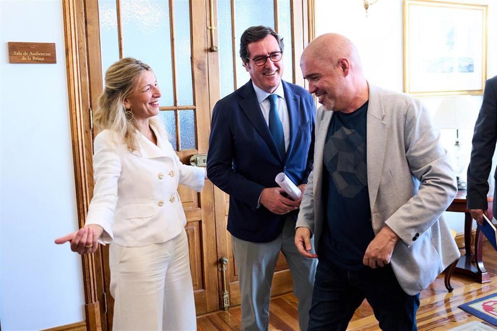 Archivo - (I-D) La vicepresidenta segunda y ministra de Trabajo, Yolanda Díaz; el presidente de la CEOE, Antonio Garamendi, y el secretario general de CCOO, Unai Sordo, en una imagen de archivo