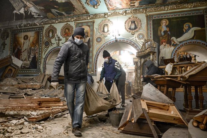 January 18, 2025, Zaporizhzhia, Ukraine: ZAPORIZHZHIA, UKRAINE - JANUARY 18, 2025 - People remove the rubble at the St Andrew's Cathedral of the Ukrainian Orthodox Church of the Moscow Patriarchate damaged by a Russian missile attack on Saturday morning, 