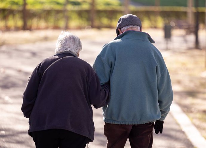 Dos personas caminan, a 26 de diciembre de 2024, en Madrid (España). La revalorización supondrá un aumento de 600 euros anuales para las pensiones contributivas, y de 500 euros anuales para las pensiones medias. La subida de las pensiones contributivas y 