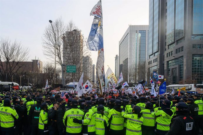 January 18, 2025, Seoul, South Korea: Supporters of impeached South Korean President Yoon Suk Yeol scuffle with police officers in front of  the Seoul Western District Court in Seoul, South Korea. South Korea's impeached President Yoon Suk Yeol attended a