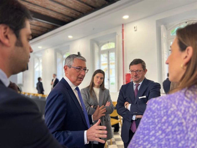 Reunión del presidente de la Diputación, Francisco Salado, con representantes del sector empresarial y turístico, así como con The Embassy y L'Attitude.