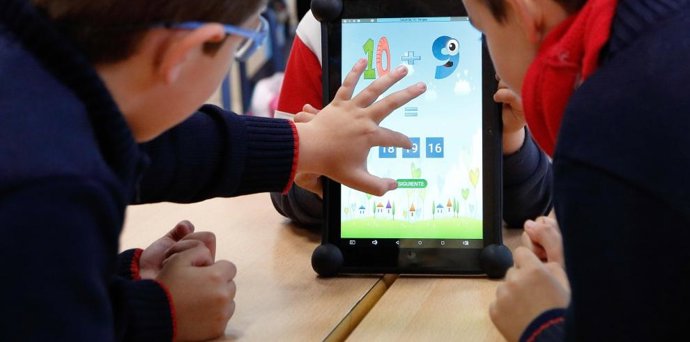 Unos alumnos aprendiendo con nuevas tecnologías, en una imagen de archivo.