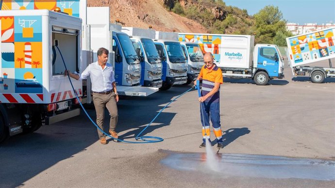 Operario se afana en tareas de limpieza.