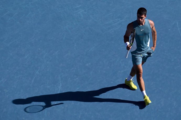 19 January 2025, Australia, Melbourne: Spanish tennis player Carlos Alcaraz reacts during his round four match against British tennis player Jack Draper during the 2025 Australian Open at Melbourne Park. Photo: James Ross/AAP/dpa