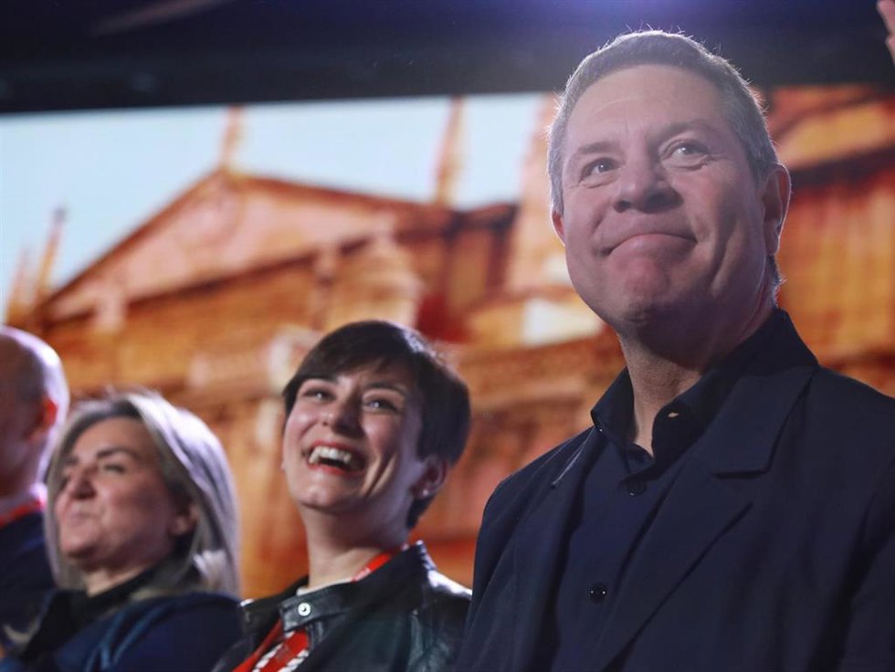 El reelegido secretario general del PSOE de Castilla-La Mancha, Emiliano García-Page, junto a la ministra de Vivienda, Isabel Rodríguez, en el cierre del 13 Congreso del PSOE de Castilla-La Mancha celebrado en Toledo.