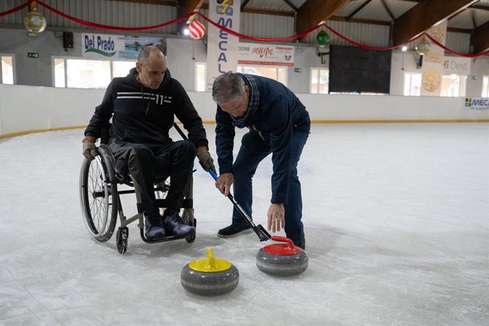 El curling es un deporte de estrategia y precisión, considerado deporte olímpico desde el 2006, que puede ser practicado por personas que debido a su diversidad funcional tengan que utilizar silla de ruedas.