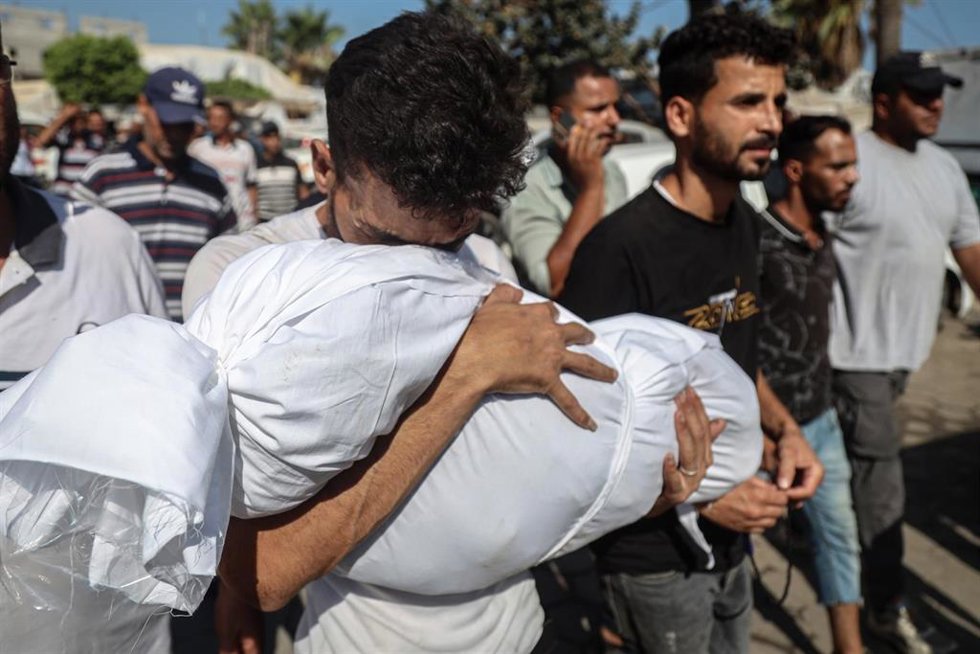 Archivo - Un palestino llora a un menor muerto en los bombardeos israelíes en Zuwaida, en la Franja de Gaza (archivo)