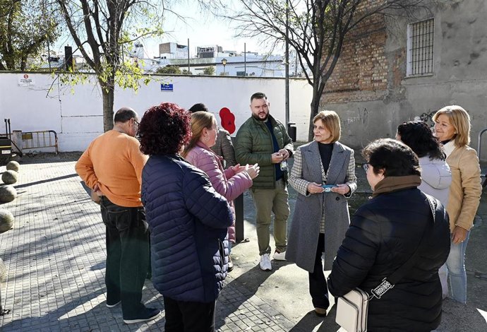 Visita de la alcaldesa, María José García-Pelayo, a la barriada Torresoto.