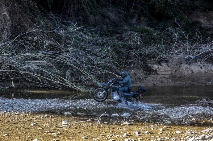 Un agente de la Guardia Civil en moto busca a un desaparecido en los barrancos del río Turia. Imagen de archivo