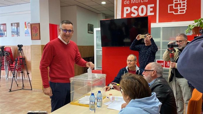 Diego Conesa ha ejercido esta mañana su derecho a voto en la sede del PSOE de Alhama de Murcia, un momento en el que ha reflexionado sobre el camino recorrido durante la campaña y el futuro del PSRM