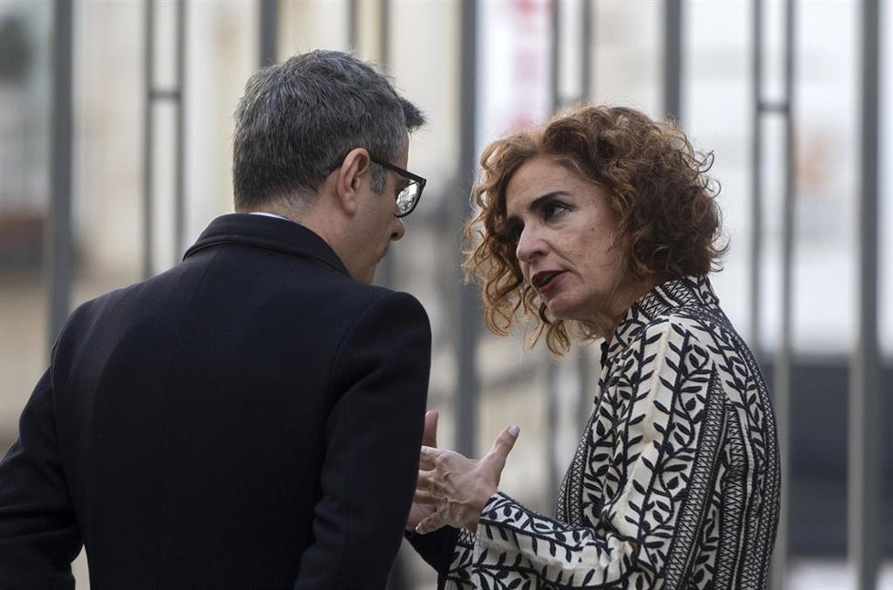 Archivo - El ministro de Presidencia, Justicia y Relaciones con la Cortes, Félix Bolaños, y la vicepresidenta primera y ministra de Hacienda, María Jesús Montero
