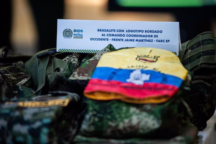 Archivo - Brazalete y uniforme de las FARC (archivo)