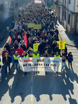 Manifestación en Alsasua en contra del cierre de Sunsundegui.