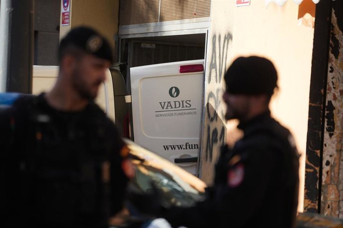 Un vehículo funerario en el lugar de los hechos, en Benetússer.