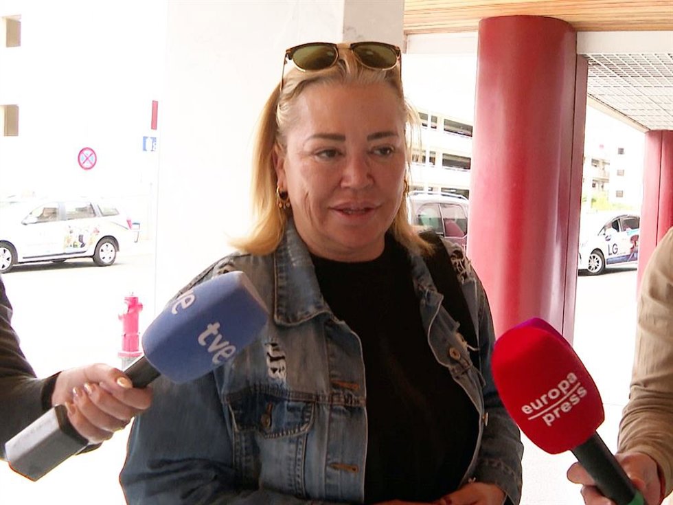 BELÉN ESTEBAN LLEGA AL HOSPITAL MATERNO DE GRAN CANARIA