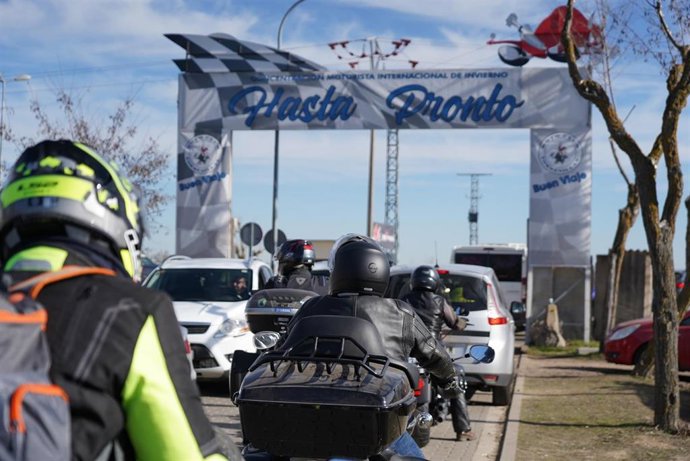 Motoristas a la salida de la 25 edición de la concentración invernal Motauros, que se celebra en Tordesillas (Valladolid).