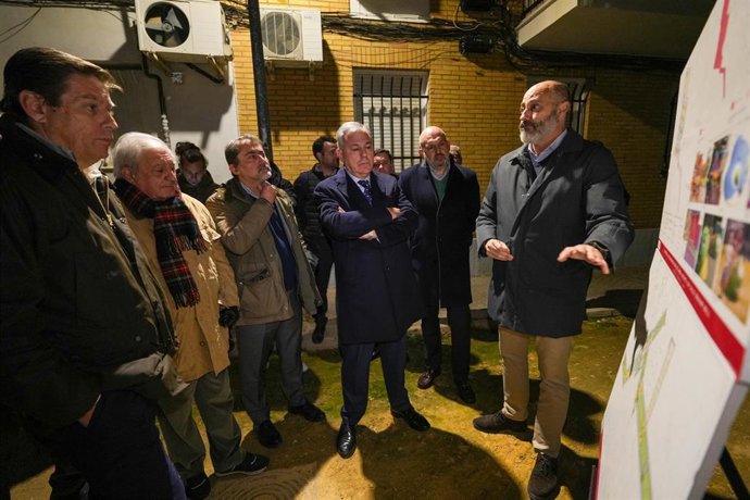 El alcalde de Sevilla, José Luis Sanz, visita las obras en la calle Graham Bell.