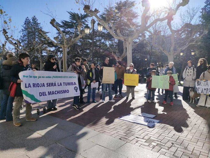 Concentración en repulsa del assesinato machista de una mujer de octubre de 2024 en Logroño