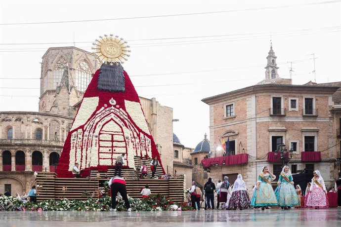 Archivo - Vista de la Virgen de los Desamparados durante el segundo día de ofrenda floral, a 18 de marzo de 2024, en València