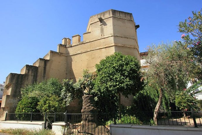 Imagen de un tramo de la muralla medieval de Écija