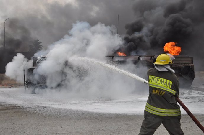 Archivo - (210107) -- LAGOS, Jan. 7, 2021 (Xinhua) -- A firefighter works at the scene of an oil tanker explosion on the Oshodi-Apapa expressway in Lagos, Nigeria, Jan. 7, 2021. A tanker conveying petroleum product on Thursday morning rolled over and burs