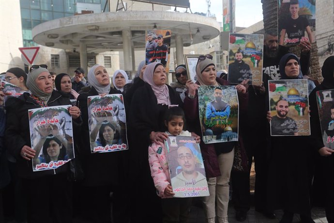 January 14, 2025, Nablus, West Bank, Palestinian Territory: Palestinian protesters take part at a protest to show solidarity with Palestinian prisoners in Israeli prisons, in the West Bank city of Nablus,  on January 14, 2025