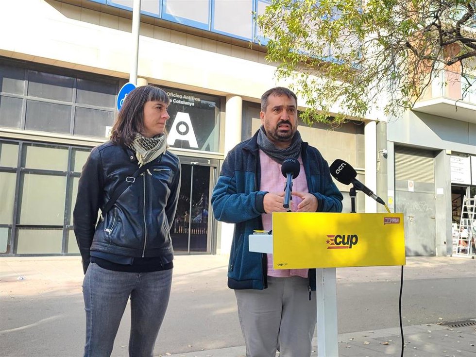 Archivo - El diputado de la CUP en el Parlament Dani Cornell y la portavoz del partido, Su Moreno, ante la oficina de Antifrau en Barcelona (Catalunya), a 3 de noviembre de 2024