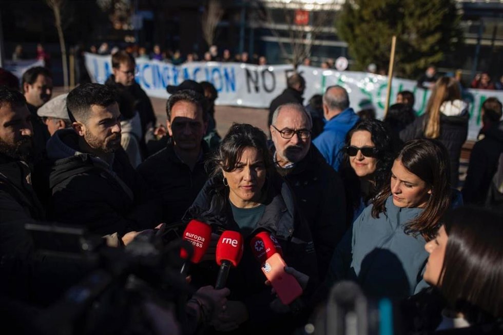 La portavoz de Más Madrid en la Asamblea de Madrid, Manuela Bergerot, junto con la portavoz del partido en el Ayuntamiento de Madrid, Rita Maestre, durante la marcha por el cierre de Valdemingómez.