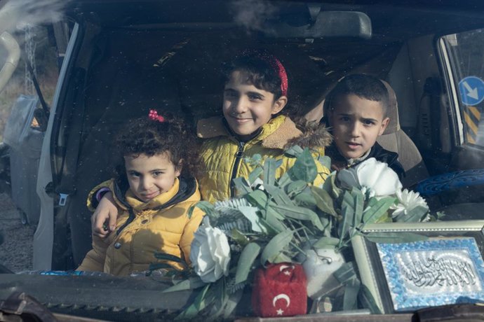 Archivo - December 13, 2024, Hatay, Turkey: Syrian refugee children wait in the vehicle because it is cold. On December 8, 2024, Islamist-led opposition forces announced that they had captured the Syrian capital Damascus, allowed President Bashar al-Assad