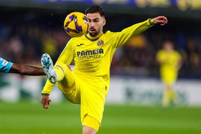 Archivo - Alex Baena of Villarreal CF in action during the Spanish league, La Liga EA Sports, football match played between Villarreal CF and Real Betis Balompie at La Ceramica stadium on December 15, 2024, in Valencia, Spain.