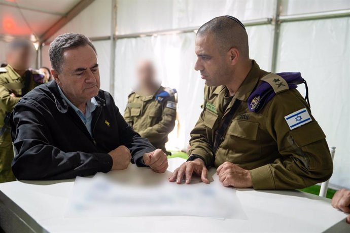 El ministro de Defensa de Israel, Israel Katz junto a un mando militar en una base cercana a la Franja de Gaza